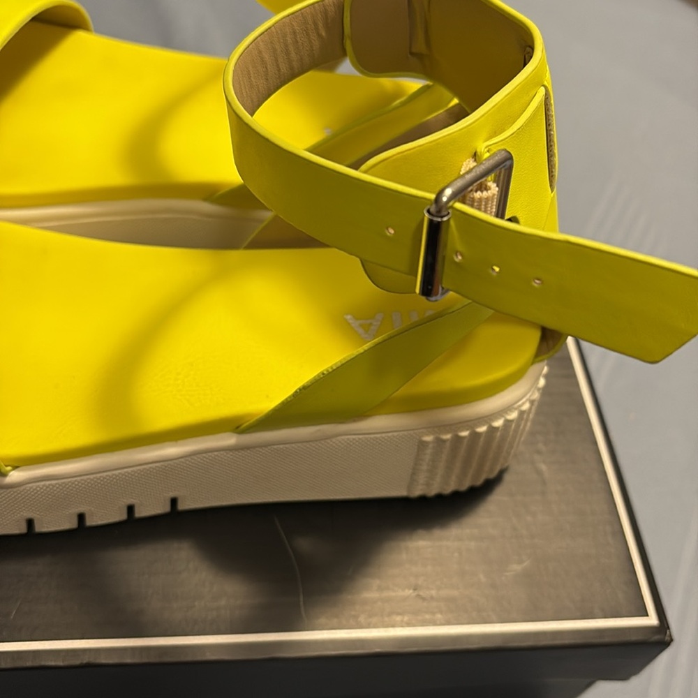 Mia Platform Sandals - Picture 3 of 9